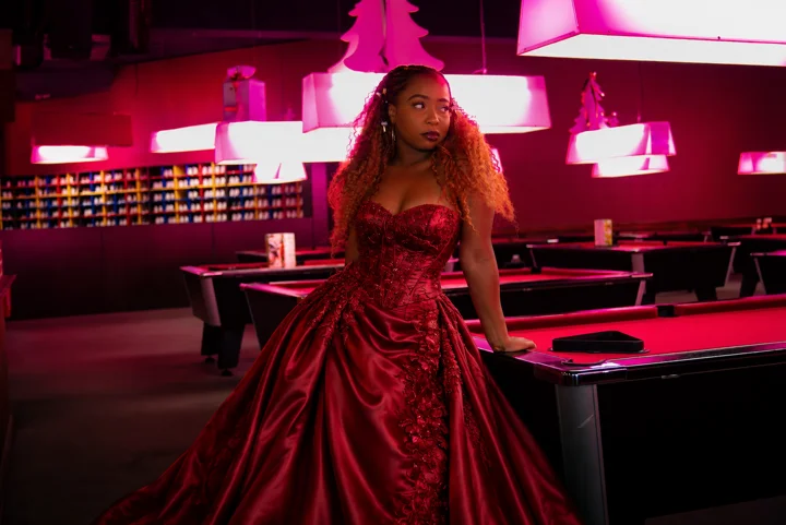 Portrait en robe rouge de soirée — tenue transformée par IA