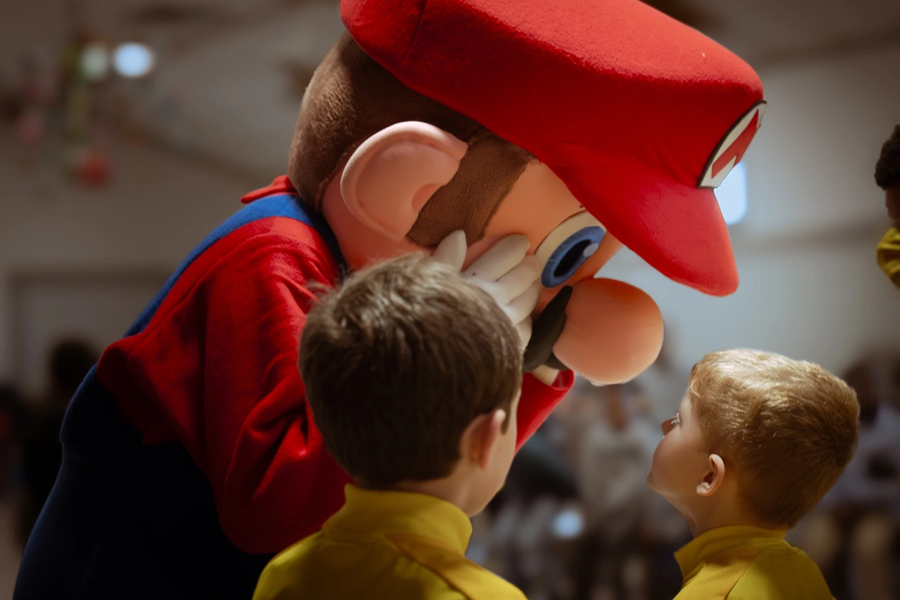 Deux enfants rencontrent une mascotte lors d’un événement familial — Ziris Studio