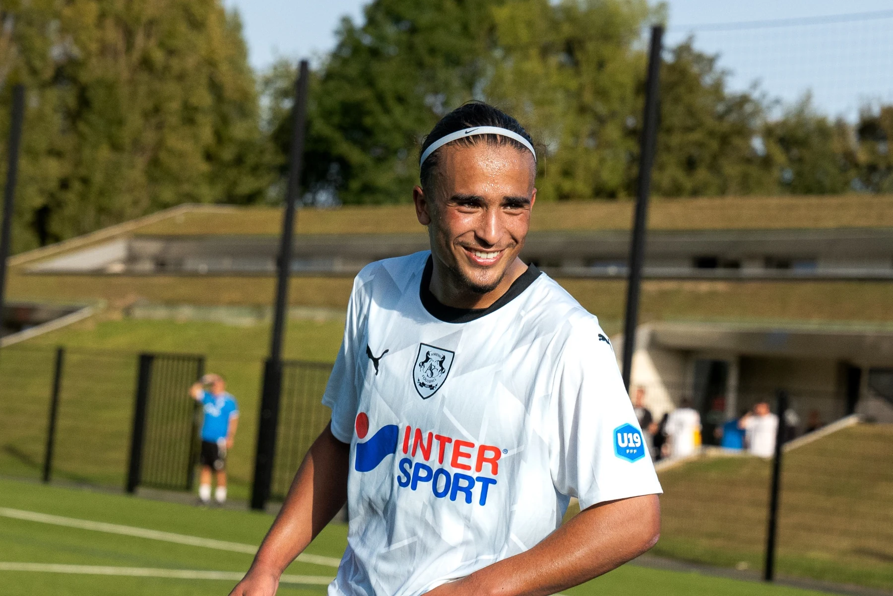 Portrait souriant d’un joueur de football au bord du terrain — Ziris Studio